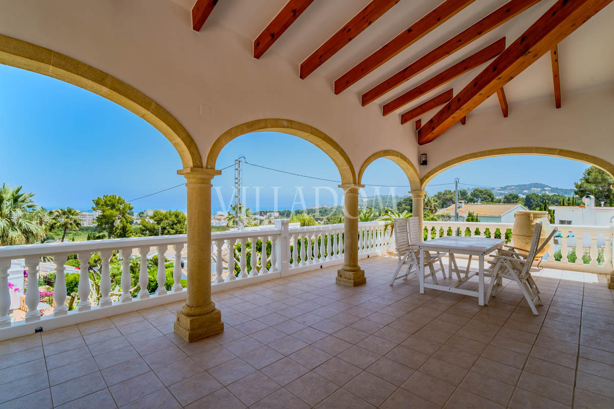 Villa con vistas panorámicas al mar muy cerca de la playa Arenal Jávea