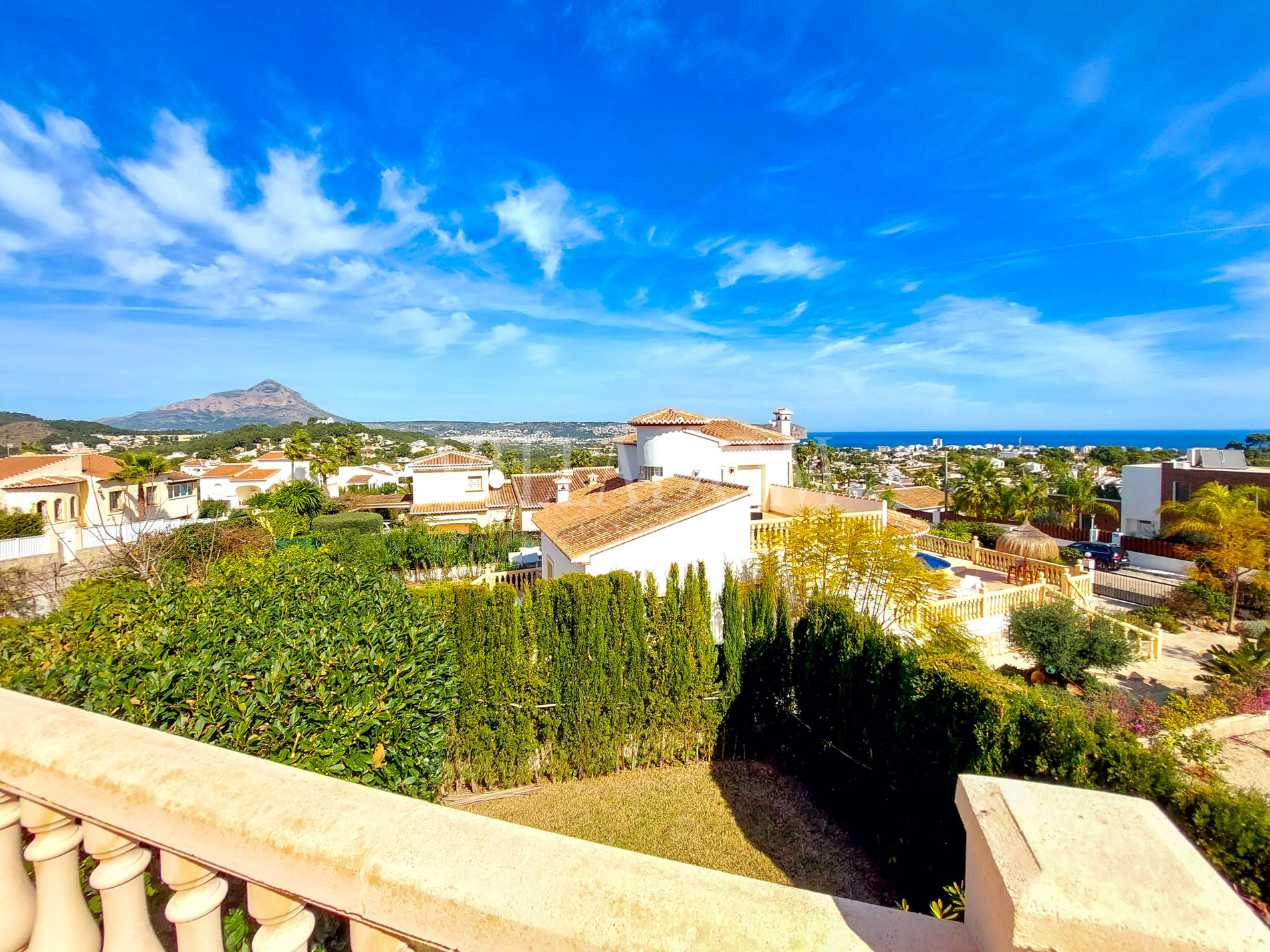 Villa con vistas al mar y al Montgó cerca de la playa Arenal