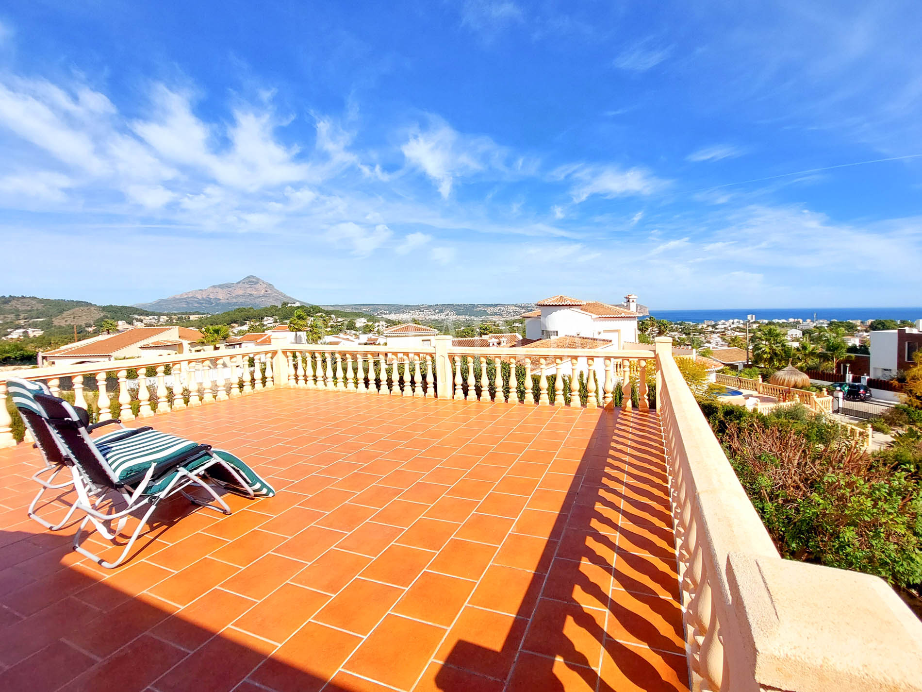 Villa con vistas al mar y al Montgó cerca de la playa Arenal