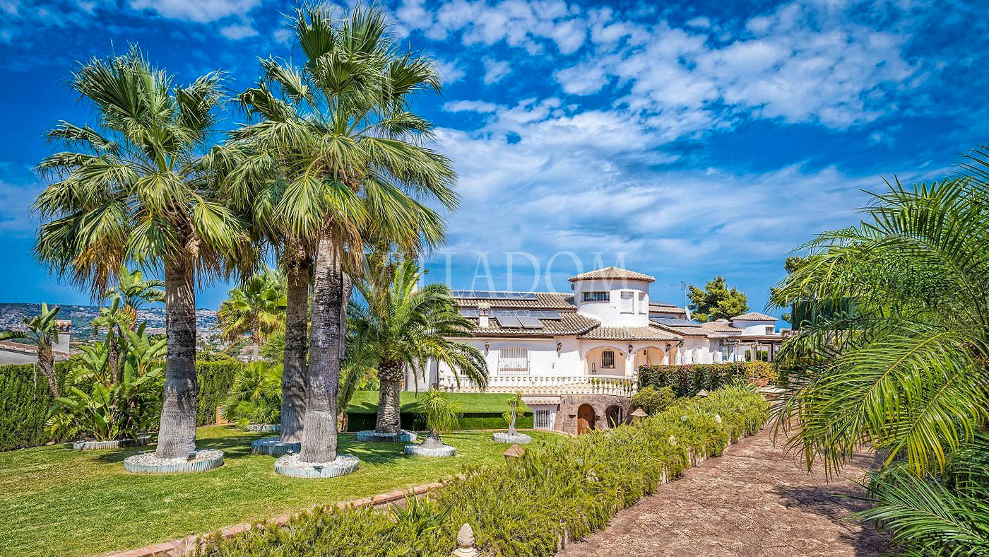 Villa de lujo con impresionantes vistas al mar en venta en Jávea