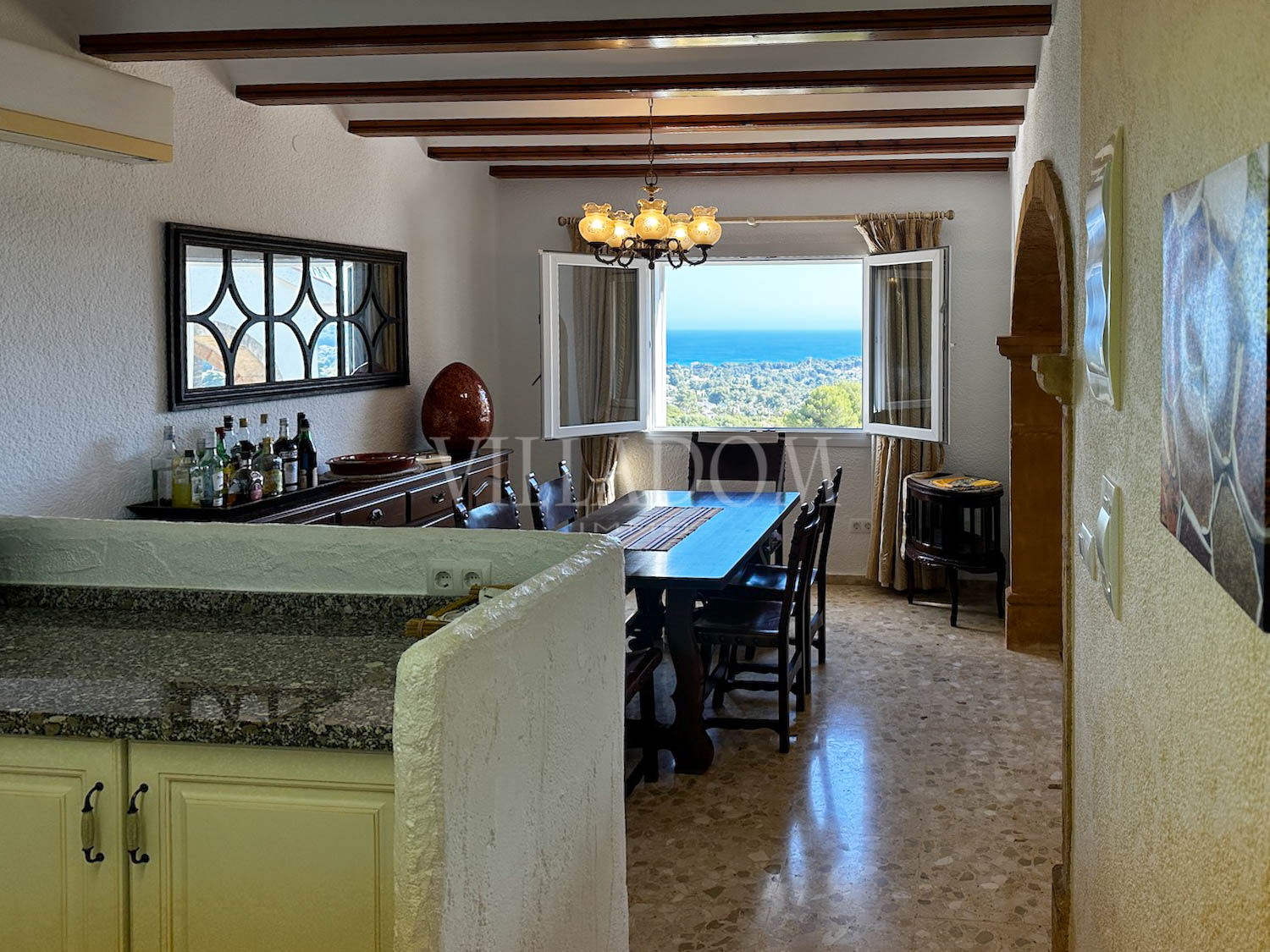 Villa tradicional con vistas panorámicas al mar