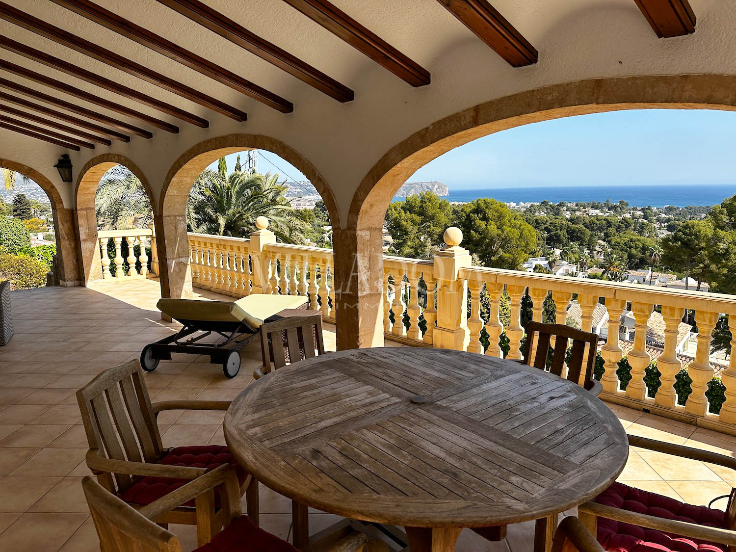 Villa tradicional con vistas panorámicas al mar